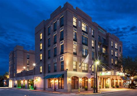 hotels close to downtown savannah.